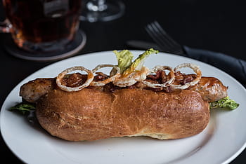 rustique hot dog, chléb, večeře, jídlo, párek v rohlíku, oběd, cibule, deska, hospoda, rustique, klobása