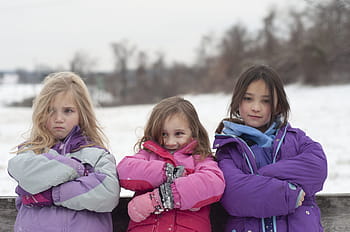 sorelle, scontroso, braccia incrociate, cappotto invernale, inverno, stanco, giovane, bambini, giacca, la neve, freddo