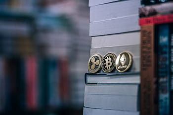 물리적 인, 암호 해독 동전, 배치 된, 사이에, 서적, 서점., xrp 잔물결, 에테르, 비트 코인., 상단, 은행 cryptocurrencies
