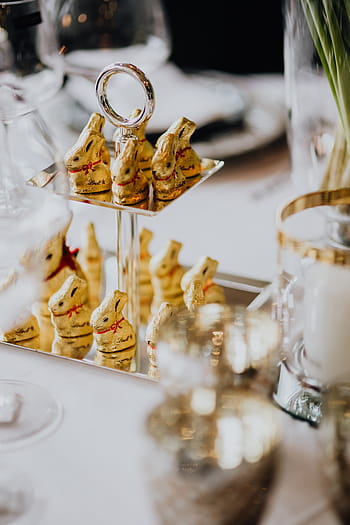 dorado, conejitos, bandeja, mesa, vacaciones, juego de mesa, chocolate, fantasía, pascua, decoración de mesa, elegancia