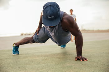jeden, ozbrojený, push-up cvičení, mladý, africký muž, venku, 25-30 let, dospělý, Afričan, vejít se, jedna osoba