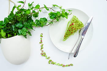 Torta al pistacchio, tè del pomeriggio, torta, posate, verde, le foglie, pistacchio, pianta, piatto, bianca