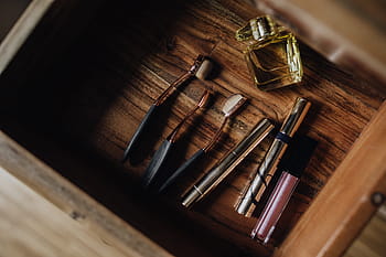 maquillaje, elementos esenciales de belleza, mujer, botella, belleza, glamour, cosméticos, cepillo, cajón, perfume, brillo de labios