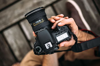 fotós, holding, dslr fényképezőgép, felnőtt, Férfi, szabadtéri, fiatal, kánon, fényképezés, lencse, dslr