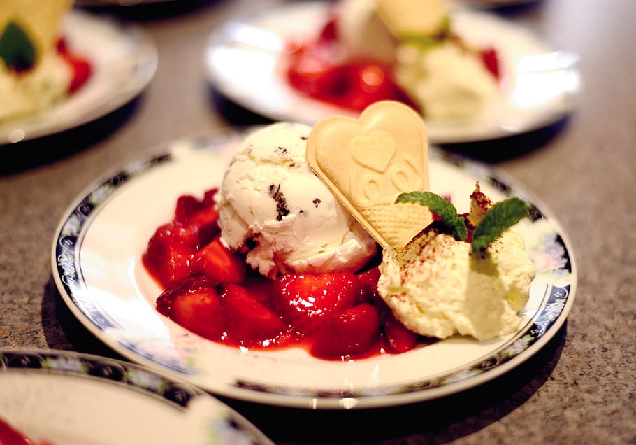 gelato, gelato alla vaniglia, ghiaccio, delizioso, dolce, cono gelato, cibo, mangiare, fragole, gustoso