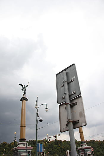 Praha, Karlův most, socha anděla, pouliční značky, zatažená obloha, sloupy, městské krajiny, Česká republika, Evropské město, historická památka, dopravní signály
