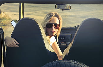 mladý, žena, sluneční brýle, hledá, zadní, auto, sedící, sedadlo spolujezdce, 25-30 let, Krásná, dívka