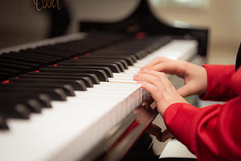klavír, hraní, učení se, lekce na piano, dítě hraje na klavír, nástroj, hudba, klavírista, ruce, mladý, hudební