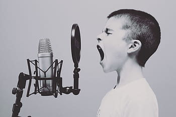 personnes, garçon, enfant, en chantant, en hurlant, la musique, microphone, filtre, chanteur, noir et blanc