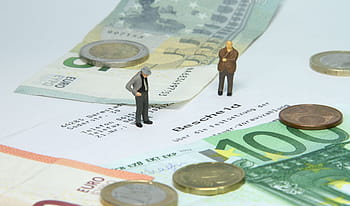 daňový úřad, daňový výměr, miniaturní figurky, peníze, euro, finance, káď, daní, daňových poplatníků, praní špinavých peněz, daň z příjmu