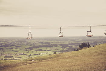 Příroda, krajina, pláně, pastviny, tráva, stromy, domy, nebe, horizont, židle, lyže
