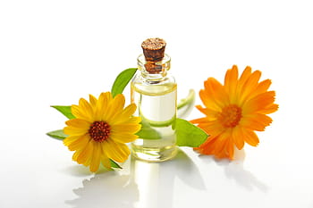 Olio essenziale, olio cosmetico, terme, calendola, arancia, giallo, petali, bottiglia di vetro, prodotto naturale, aromaterapia, medicina