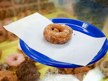 borůvkový kobliha, sedící, modrý, deska, prodejna., pekařství, snídaně, kalorií, čokoláda, barvitý, dezert