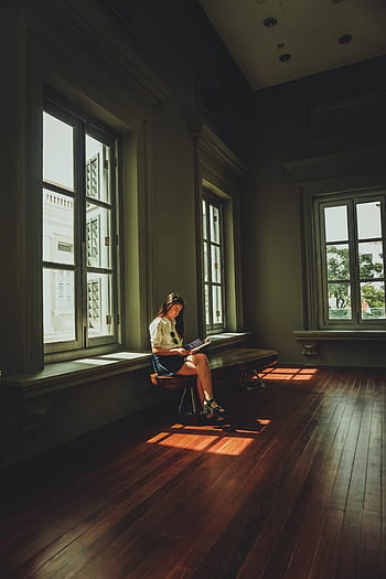 fille, en train de lire, magazine, livre, seul, pièce, bureau, la fenêtre, maison, sourire, Jeune