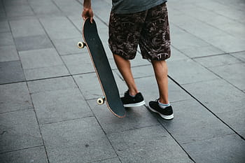 skateboardista, nošení, šortky, tenisky, dostat, připraven, brusle, atletický, Černá, noha, zábradlí