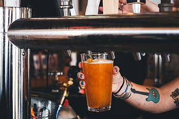 nalévání piva, jídlo a pití, alkohol, pivo, piva, napít se, nápoje, tetování