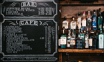 menú de pizarra, barra de bar, junto, pantalla de licor, alcohol, bar, cerveza, bebidas, botella, cafetería, pizarra