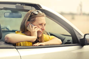 mladý, žena, nošení, polo rukávy, žlutá, košile, telefon, sedící, auto, mluvení, mluvící