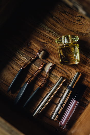 maquillaje, elementos esenciales de belleza, mujer, botella, belleza, glamour, cosméticos, cepillo, cajón, perfume, brillo de labios