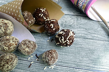 chocolate, chocolates, candy, chocolate chips, nibble, sweet, chocolate praline, gourmet, fine chocolates, confectionery, confiserie