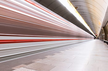 stazione della metro, arriva, movimento