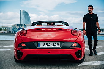 vousatý, mladý, muž, Černá, šaty, stojící, vedle, konvertibilní, sportovní auto, 25-30 let, chrom