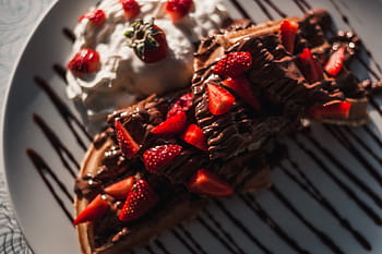 chocolate, cream, dessert, starwberry, fruit, food, tasty, plate, drizzle, sauce