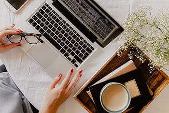 mujer trabaja, escritorio, computadora portátil, taza, café, macbook, computadora, trabajo, estudio, oficina en casa, oficina