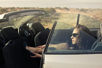 mladý, žena, Černá, mini sukně, sluneční brýle, odstranění, sandály, sedící, konvertibilní, auto, 25-30 let