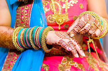 mehendi, náramky, svatba, šperky, saree, zlato, kultura, indický, luxus, oslava, manželství
