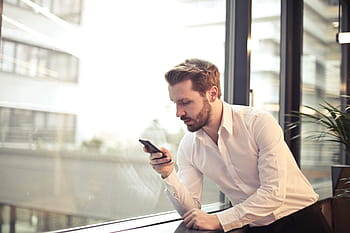 若い、 成人男性、 白、 シャツ、 確認中、 電話、 窓、 30〜35歳、 面、 インテリア、 事務所