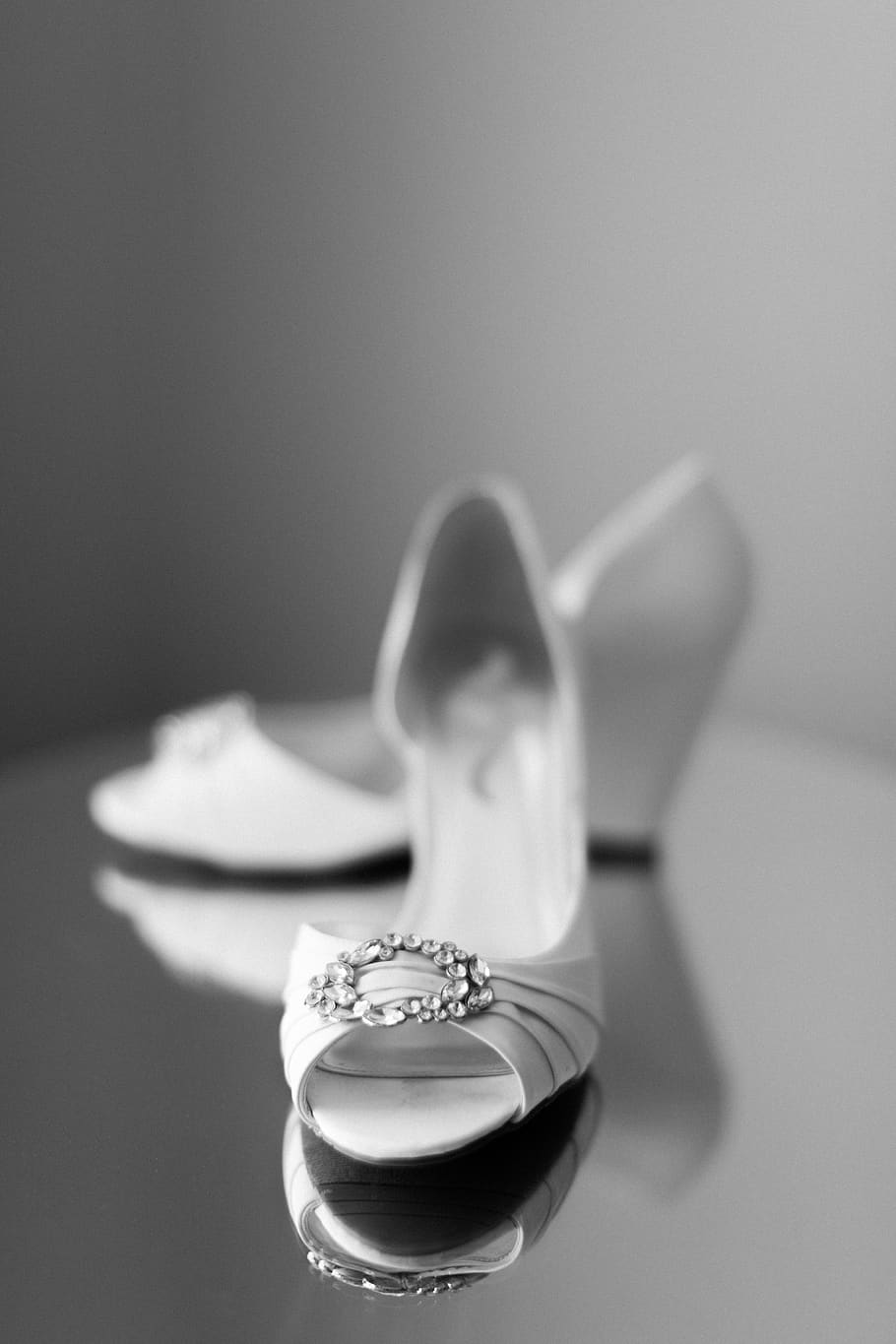 shoes, high heels, wedding, wedding shoes, wedding details, white shoes, satin, elegant wedding