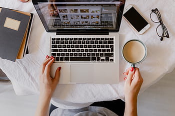žena pracuje, lavice, laptop, pohár, káva, macbook, počítač, práce, studie, domácí kancelář, kancelář