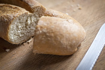 bageta chléb, jídlo a pití, nakrájená bageta, čerstvý chléb, dřevěné prkénko, pekařské výrobky, křupavý chléb, Nůž na chleba, řemeslný chléb, bochník chleba, krajíc chleba