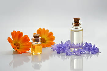vigtig olie, spa, kosmetologi, kosmetisk olie, skønhed, blomster, essentielle olier, glas flaske, calendula, kronblade, orange