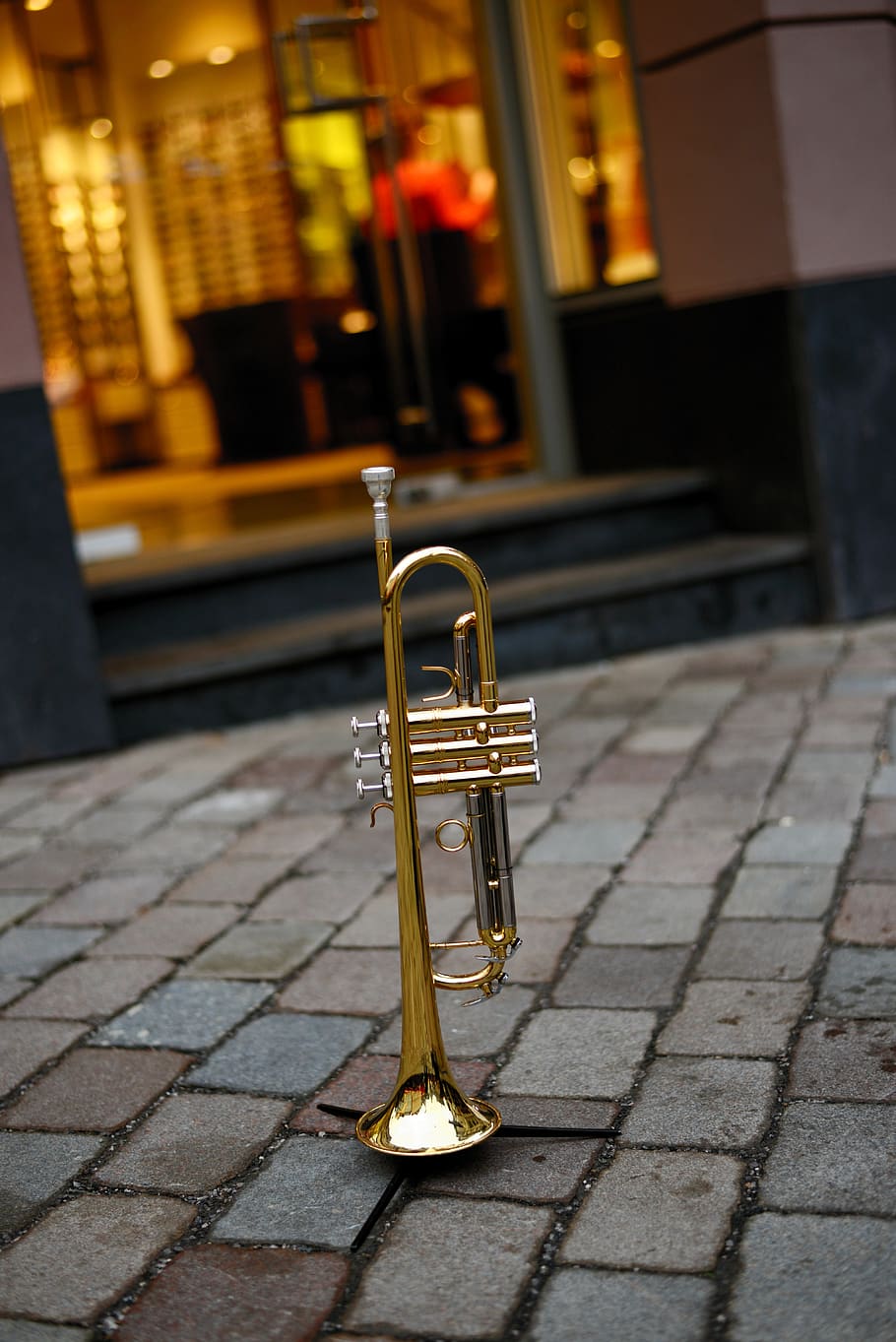 trumpet, brass instrument, music, instrument, musical instrument, brass, wind instrument, gloss, gold, street music, pedestrian zone