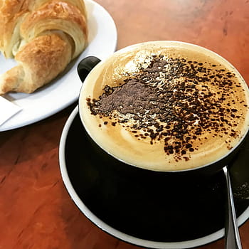 caffè e colazione, una tazza, tazza nera, prima colazione, cappuccino, cioccolato, polvere di cioccolato, caffè, tazza di caffè, Tempo del caffè, crema