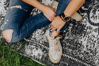 fechar, detalhes de moda, -, elegante, jovem, mulher, fêmea, pernas, branco, mãos, ouro