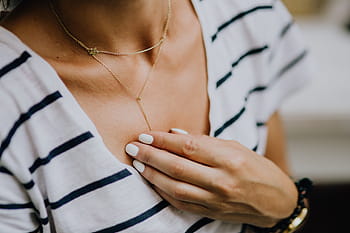 cerrar, detalles de moda, -, elegante, joven, mujer, piernas, blanco, manos, oro, dorado