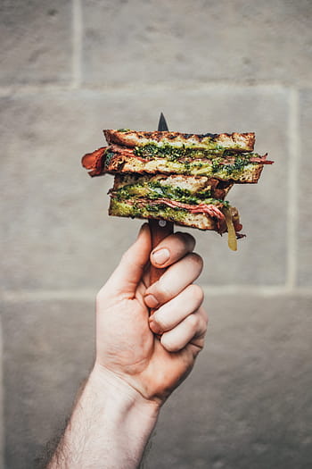 labužník pesto sendvič, držený, nůž, ruka, grilování, chléb, kavárna, Řecko, zelená, jehněčí, listový salát