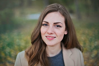 hnědý, ochlupený, mladý, žena, velbloudí bunda, hledá, Fotoaparát, 25-30 let, Krásná, lavice, tvář