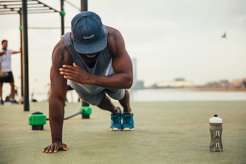 jeden, ozbrojený, push-up cvičení, mladý, africký muž, 25-30 let, dospělý, Afričan, vejít se, jedna osoba, venku