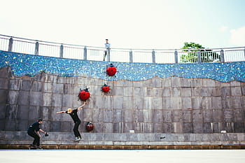 toeschouwer, aan het kijken, een, skateboarder, gefotografeerd, een ander, skatepark, atletisch, camera, snelheid, sport