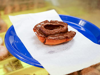 dort kobliha, čokoládová poleva, sedící, modrý, deska., pekařství, snídaně, kalorií, čokoláda, barvitý, dezert
