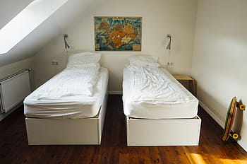 pokoj, místnost, lůžka, kryty, povlečení na postel, polštáře, tvrdé dřevo, podlah, skateboard, longboard, Hostel, bílý