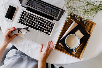mujer trabaja, escritorio, computadora portátil, taza, café, macbook, computadora, trabajo, estudio, oficina en casa, oficina