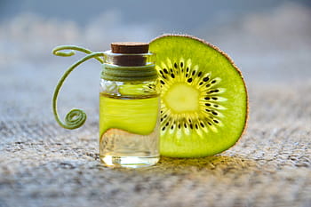 kosmetisk olie, vigtig olie, skønhed, spa, kiwi, glas flaske, aromaterapi, kosmetologi, naturlig kosmetik, medicin, behandling