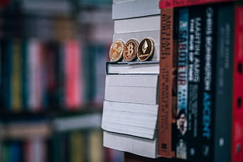 smukt, udformet, forgyldt, cryptocurrency mønter, placeret, bøger, illustration, købe, skole, cryptocurrencies.