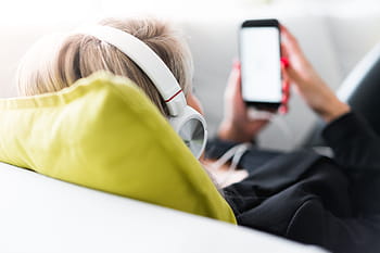 ouvindo, transmitido, música, iphone, fones de ouvido, quarto, frio, casa, postura, móvel, pessoas