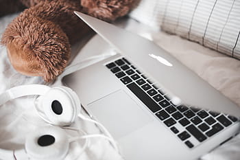 escucha, streaming, música, computadora portátil, cama, oso, dormitorio, dj, auriculares, teclado, macbook